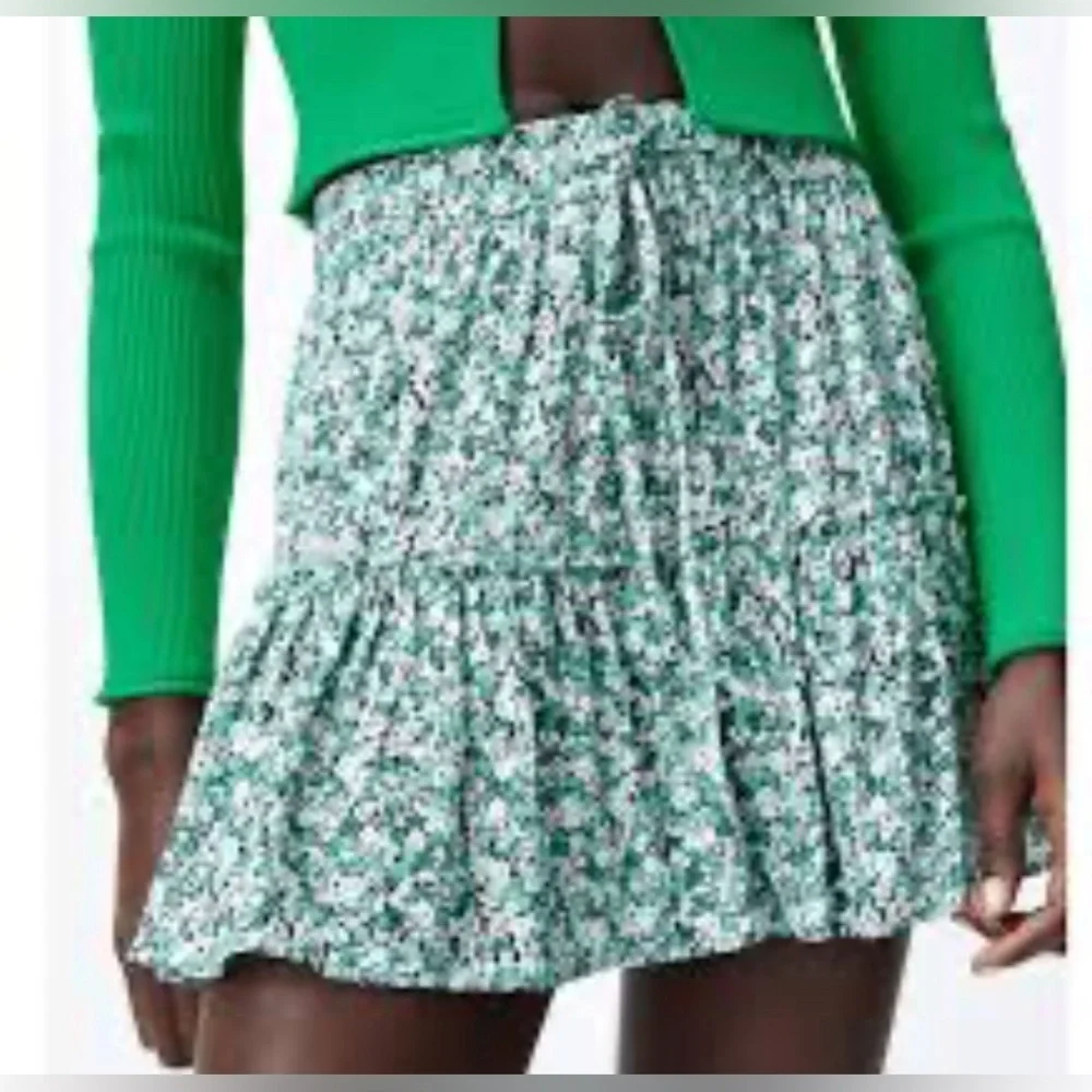 Zara skirt, short and cute!​​ shoes separate! - Picture 4 of 6